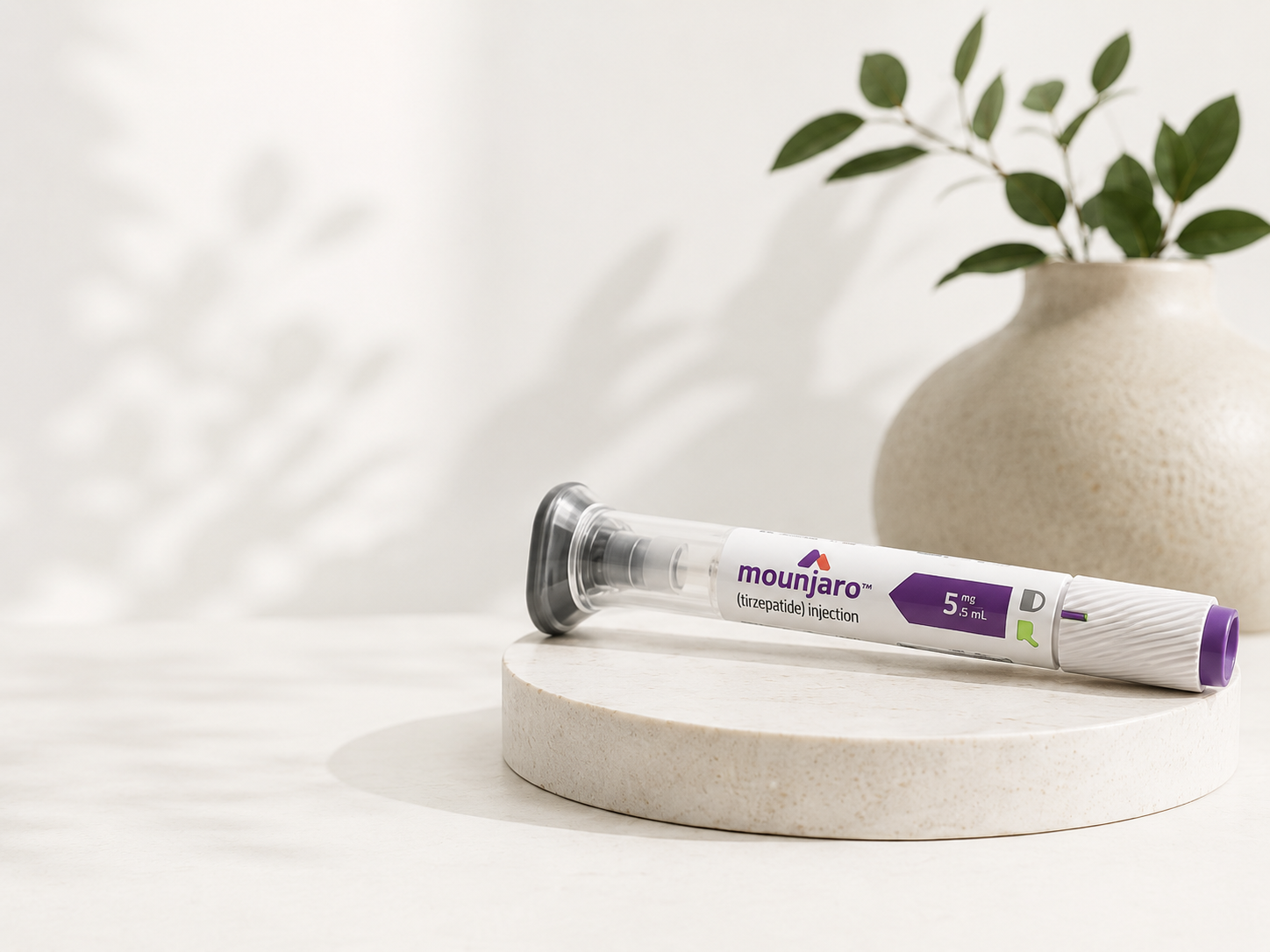 Caneta injetável Mounjaro em ambiente claro e minimalista, com iluminação suave e foco no dispositivo.